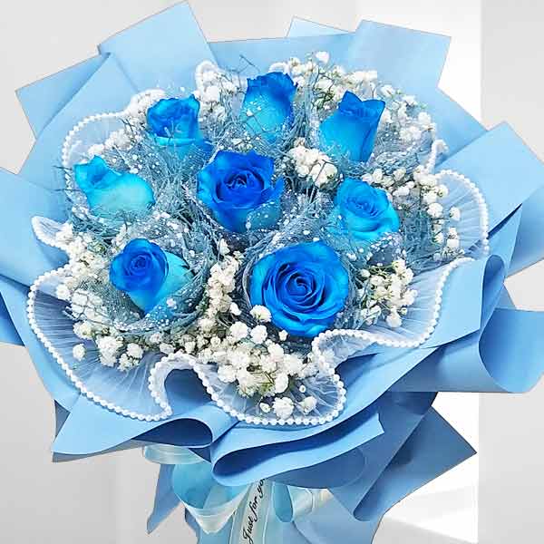 8 Blue Roses With Baby&#39;s Breath Hand Bouquet