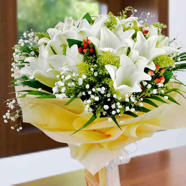 12 White Lily Handbouquet