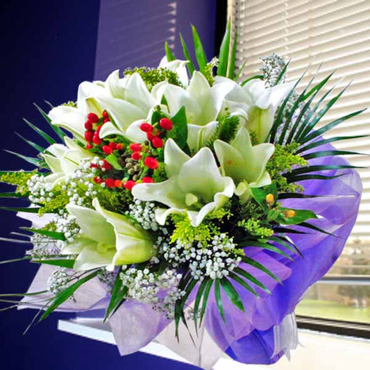 9 White Lily Handbouquet