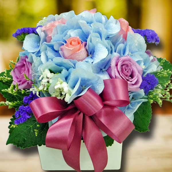 Blue Hydrangea &amp; 8 Roses Small Arrangement